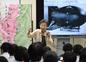 長崎原爆資料館で小学生に被爆体験を話す八木道子さん＝７月１０日、長崎市