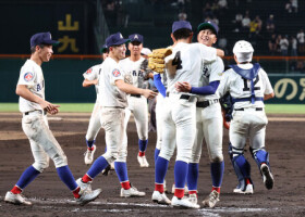 延長タイブレークの末、高知中央を破り、喜ぶ藤田（右から２人目）ら綾羽ナイン＝８日、甲子園