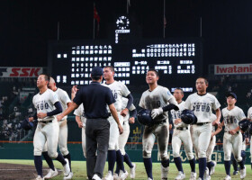 延長タイブレークの末、綾羽に敗れた高知中央の選手ら＝８日、甲子園