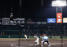 延長タイブレークの末、高知中央を破った綾羽の試合。記録が確認できる１９５３年以降で最も遅い午後１０時４６分に終了した＝８日、甲子園