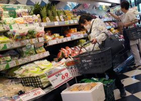 スーパーの買い物客＝６月２０日、東京都内（ＡＦＰ時事）