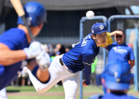 実戦形式の打撃練習に登板したドジャースの佐々木＝８日、ロサンゼルス