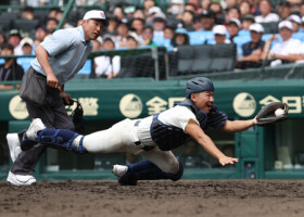 タイブレークの延長１０回裏弘前学院聖愛無死一、二塁、菅野の邪飛を好捕する西日本短大付・捕手の山下＝９日、甲子園