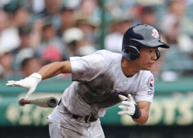 ８回表聖隷クリストファー２死一、二塁、河原が適時打を放つ＝９日、甲子園