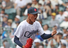 明秀日立に完投勝利し、喜ぶ聖隷クリストファーの高部＝９日、甲子園