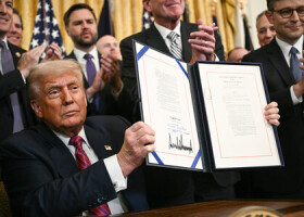 「ステーブルコイン」の規制整備に関する法案に署名したトランプ米大統領＝７月１８日、ワシントン（ＡＦＰ時事）
