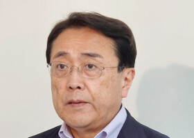 帰国後に取材に応じる赤沢亮正経済再生担当相＝９日午後、東京・羽田空港