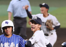 延長１０回表青藍泰斗２死満塁、永井を三振に仕留め、喜ぶ佐賀北先発の稲富（中央）＝９日、甲子園