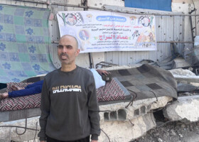 イスラエルが釈放したパレスチナ自治区ガザのイマド・セラージさん＝１０月１７日、ガザ中部ブレイジ（セラージさんの親族提供・時事）