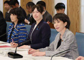 外国人政策に関する閣僚会議で発言する高市早苗首相（右）。中央は外国人政策を担う小野田紀美経済安全保障担当相＝４日午前、首相官邸