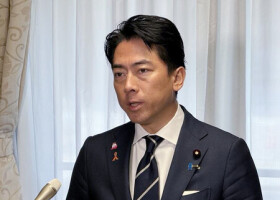 記者会見する小泉進次郎防衛相＝４日午前、国会内