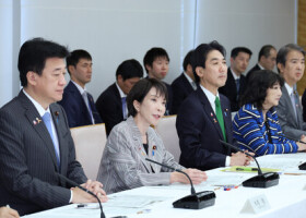 日本成長戦略本部で発言する高市早苗首相（左から２人目）。同３人目は城内実日本成長戦略担当相＝４日午前、首相官邸