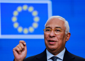 １９日、ブリュッセルで記者会見する欧州連合（ＥＵ）のコスタ大統領（ロイター時事）