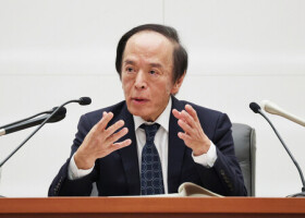 金融政策決定会合を終え、記者会見する日銀の植田和男総裁＝１９日午後、日銀本店