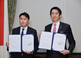 医薬品に関する医療保険制度の見直しで合意した自民党の小林鷹之政調会長（右）と日本維新の会の斎藤アレックス政調会長＝１９日午後、国会内