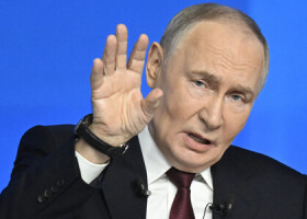 １９日、モスクワで記者会見を開くロシアのプーチン大統領（ＡＦＰ時事）