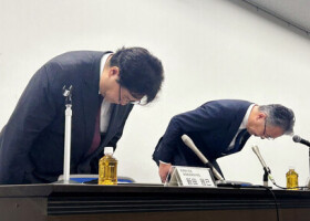 独禁法違反で排除措置命令を受け謝罪するＪＲ東海の新田雅巳東海鉄道事業本部長（左）ら＝１９日午後、名古屋市