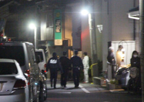 親子４人が倒れているのが見つかった住宅付近を調べる警視庁の捜査員ら＝１９日午後、東京都西東京市