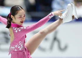 女子ショートプログラム（ＳＰ）で演技するジュニアの島田麻央＝１９日、東京・国立代々木競技場