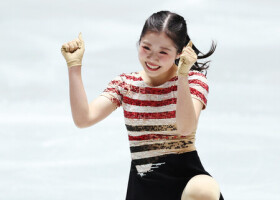 女子ショートプログラム（ＳＰ）で演技を終え、笑顔の中井亜美＝１９日、東京・国立代々木競技場