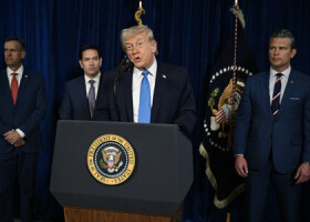 ３日、米南部フロリダ州パームビーチで記者会見するトランプ米大統領（中央）（ＡＦＰ時事）