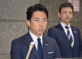 記者団の取材に応じる小泉進次郎防衛相（左）＝４日午前、防衛省