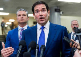 ７日、米ワシントンの連邦議会議事堂で取材に応じるルビオ国務長官（ＥＰＡ時事）