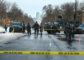 ７日、米中西部ミネソタ州ミネアポリスで移民税関捜査局（ＩＣＥ）の発砲があった現場（ＥＰＡ時事）