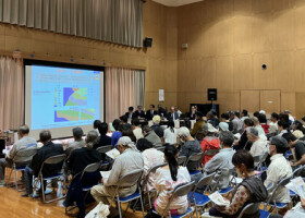 東京都小笠原村の父島で開かれた高レベル放射性廃棄物（核のごみ）の最終処分場選定に関する住民説明会＝１４日午後（ＮＵＭＯ提供）