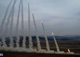 １４日、北朝鮮の朝鮮人民軍が発射した大型多連装ロケット砲（朝鮮中央通信が配信、撮影場所不明）（ロイター時事）