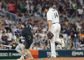 ６回、ベネズエラのアブレウ（左奥）に逆転３ランを打たれた日本代表の伊藤＝１４日、米フロリダ州マイアミ