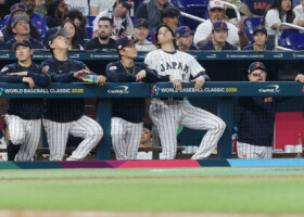 ８回、試合を見詰める日本代表の大谷（右から２人目）ら＝１４日、米フロリダ州マイアミ