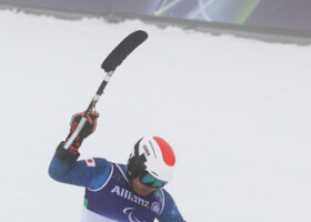 アルペンスキー男子回転座位、２回目の滑走のゴール後に喜ぶ鈴木猛史＝１５日、コルティナダンペッツォ