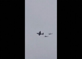 イラン南西部上空を飛行する米航空機とヘリコプター＝ＳＮＳに３日投稿された動画より（ＡＦＰ時事）