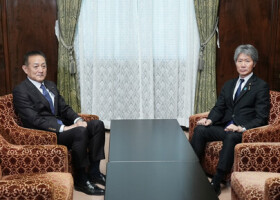 会談に臨む自民党の磯崎仁彦参院国対委員長（右）と立憲民主党の斎藤嘉隆国対委員長＝６日午前、国会内