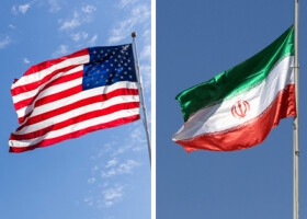 米国（写真左）とイランの国旗（いずれもＥＰＡ時事）