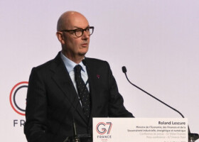 先進７カ国財務相・中央銀行総裁会議（Ｇ７）後の記者会見に臨むフランスのレスキュール経済・財務相＝１９日、パリ