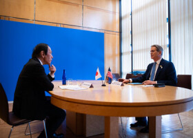 会談する日銀の植田和男総裁（左）とベセント米財務長官（ベセント氏のＸより・時事）