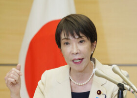 記者団の取材に応じる高市早苗首相＝２５日午後、首相官邸