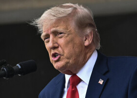 トランプ米大統領＝２５日、南部バージニア州アーリントン（ＡＦＰ時事）