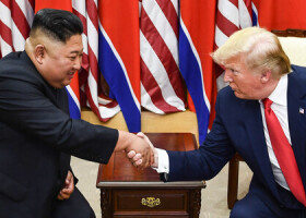 トランプ米大統領（右）と北朝鮮の金正恩朝鮮労働党総書記＝２０１９年６月、板門店（ＡＦＰ時事）