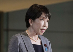 記者団の取材に応じる高市早苗首相＝１９日午後、首相官邸