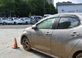 路上に放置され、千葉市役所に運び込まれた車両＝１９日午後、千葉市中央区