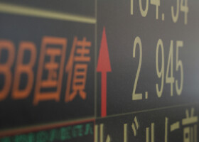 一時、２．９４５％に上昇した長期金利を示すモニター＝１８日、東京都中央区