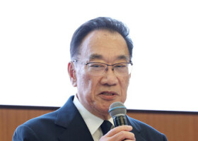 記者会見で説明するニデックの戒田理夫社長執行役員＝１日午後、京都市の同本社