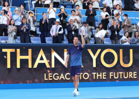 シングルス１回戦で敗れ、試合後に観客に向かって手を振る錦織圭（手前）＝１日、東京・有明テニスの森公園