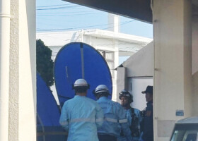 座間味凜さんが刺殺された現場アパートに出入りする救急隊員ら＝９月３０日、沖縄県宜野湾市（近隣住民提供）
