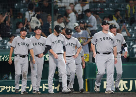 阪神と引き分けた巨人ナイン＝１日、甲子園