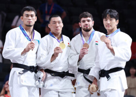 柔道男子８１キロ級で金メダルを獲得した藤原崇太郎（左から２人目）ら＝１日、愛知・ＩＧアリーナ