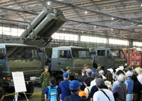 防衛省九州防衛局が住民らに公開した長射程ミサイル「２５式地対艦誘導弾」の発射装置（奥）＝３日午前、熊本市の陸上自衛隊健軍駐屯地